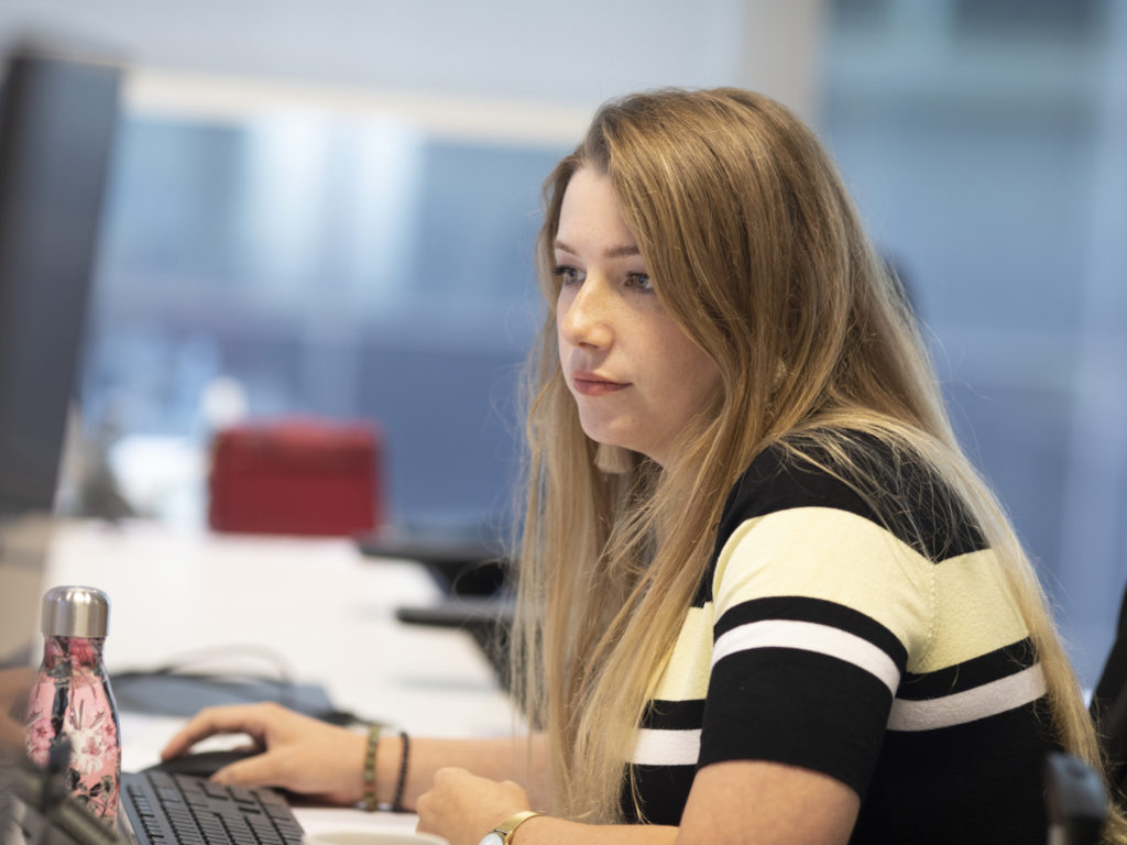 Woman using Dynamic Discounting